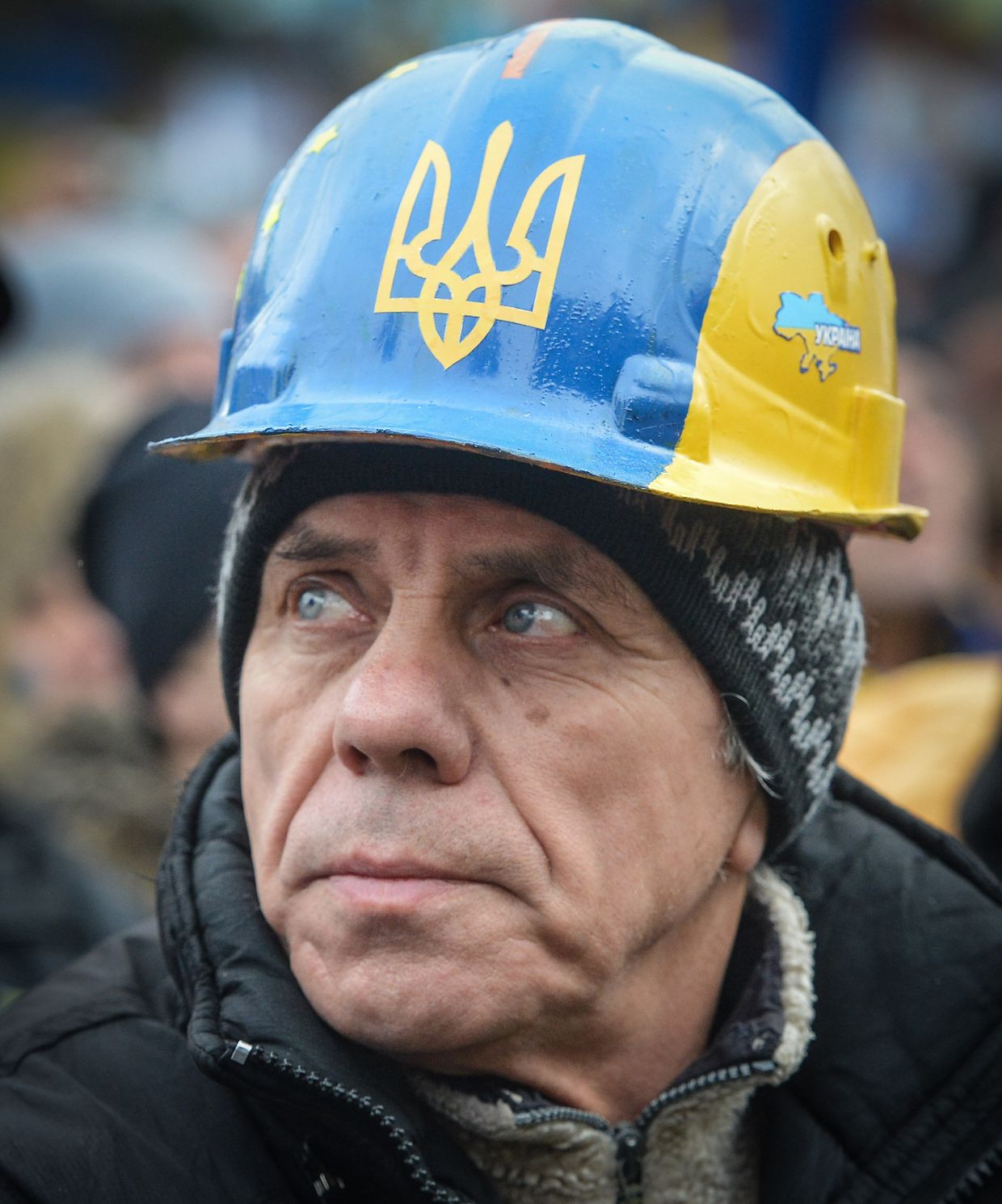 Мужчина в каске на митинге сторонников евроинтеграции Украины на площади Независимости в Киеве.