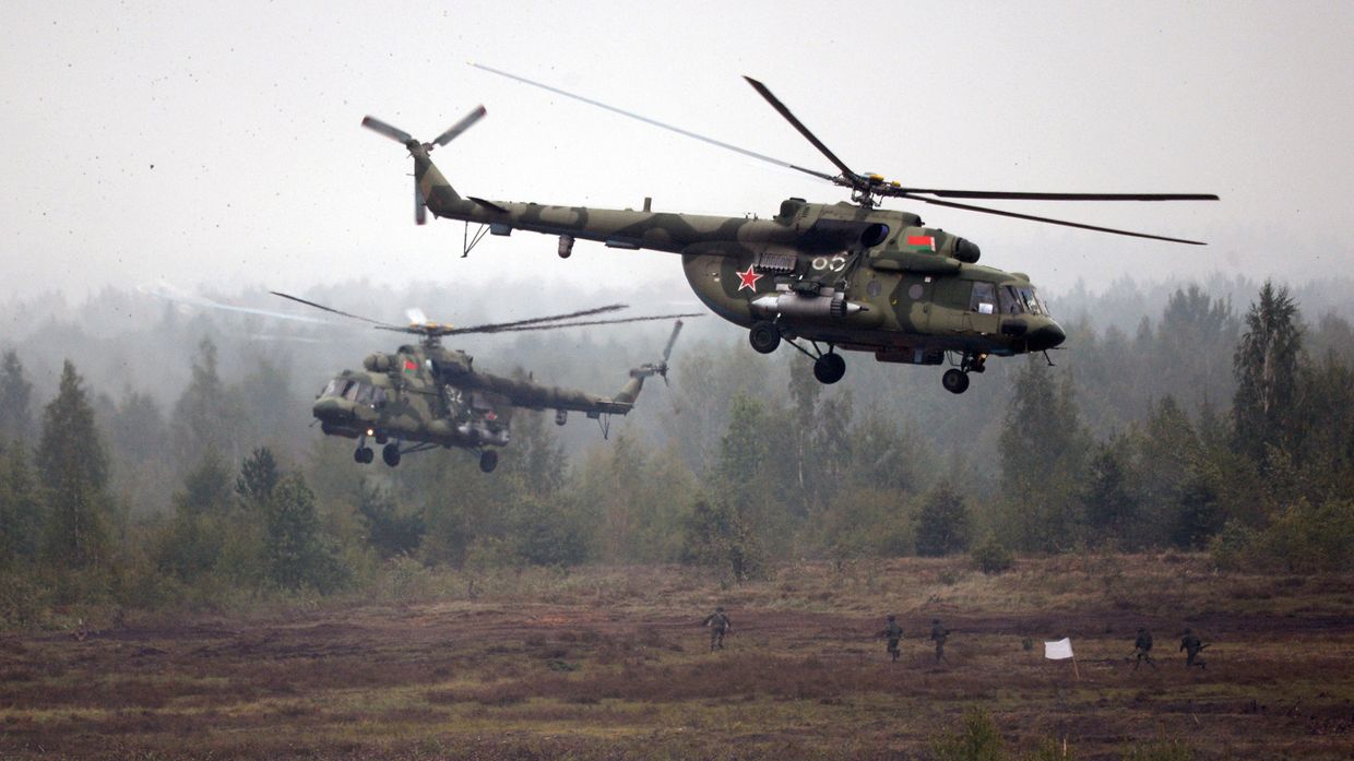 Вертолеты Ми-8 во время совместных стратегических учений вооруженных сил Республики Белоруссия и Российской Федерации Запад-2017. 20 сентября 2017