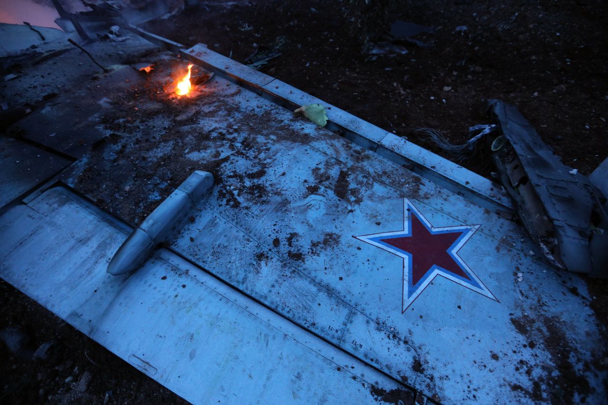 Обломки сбитого боевиками российского самолета Су-25 в Сирии. 3 февраля 2018