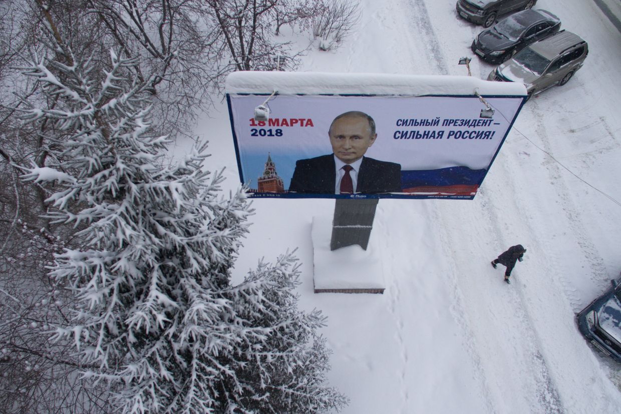 Предвыборный баннер в поддержку действующего президента РФ Владимира Путина в Новосибирске