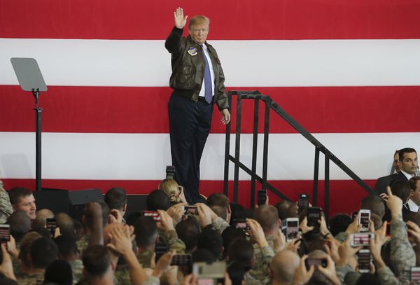Президент США Дональд Трамп на американской авиабазе Йокота в Японии
