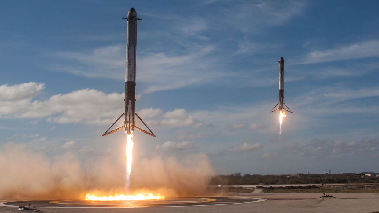 Ракеты-носители Falcon возвращаются для посадки в космическом центре Кеннеди