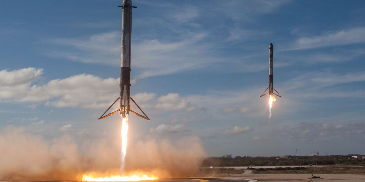 Ракеты-носители Falcon возвращаются для посадки в космическом центре Кеннеди Ракеты-носители Falcon возвращаются для посадки в космическом центре Кеннеди