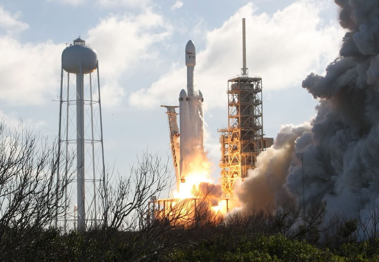 Старт ракеты SpaceX Falcon Heavy