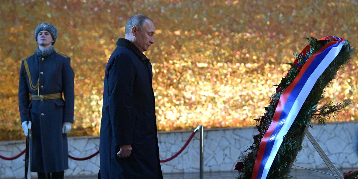 Владимир Путин возлагает венок к вечному огню в Пантеоне славы на Мамаевом кургане. 2 февраля 2018 Владимир Путин возлагает венок к вечному огню в Пантеоне славы на Мамаевом кургане. 2 февраля 2018