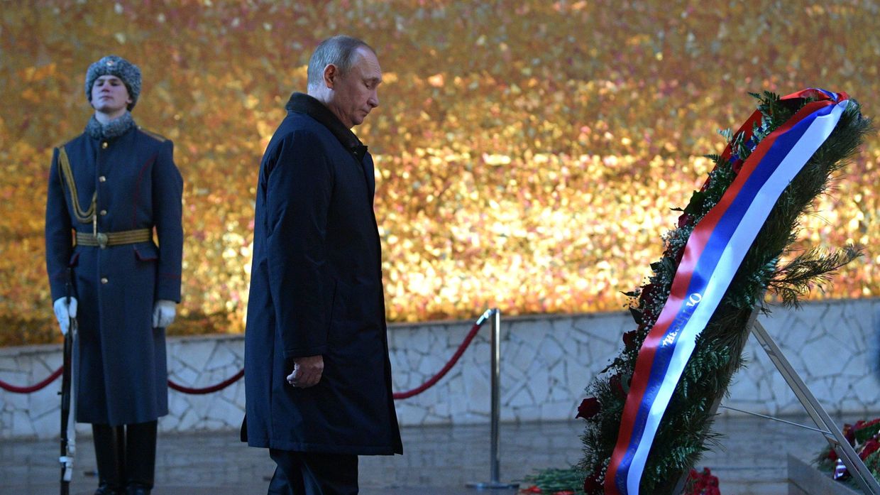 Владимир Путин возлагает венок к вечному огню в Пантеоне славы на Мамаевом кургане. 2 февраля 2018
