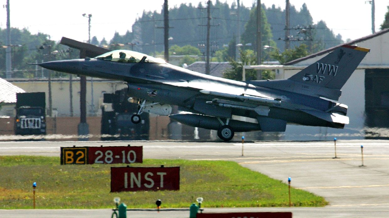 Американский истребитель F-16 на авиабазе Американский истребитель F-16 на авиабазе