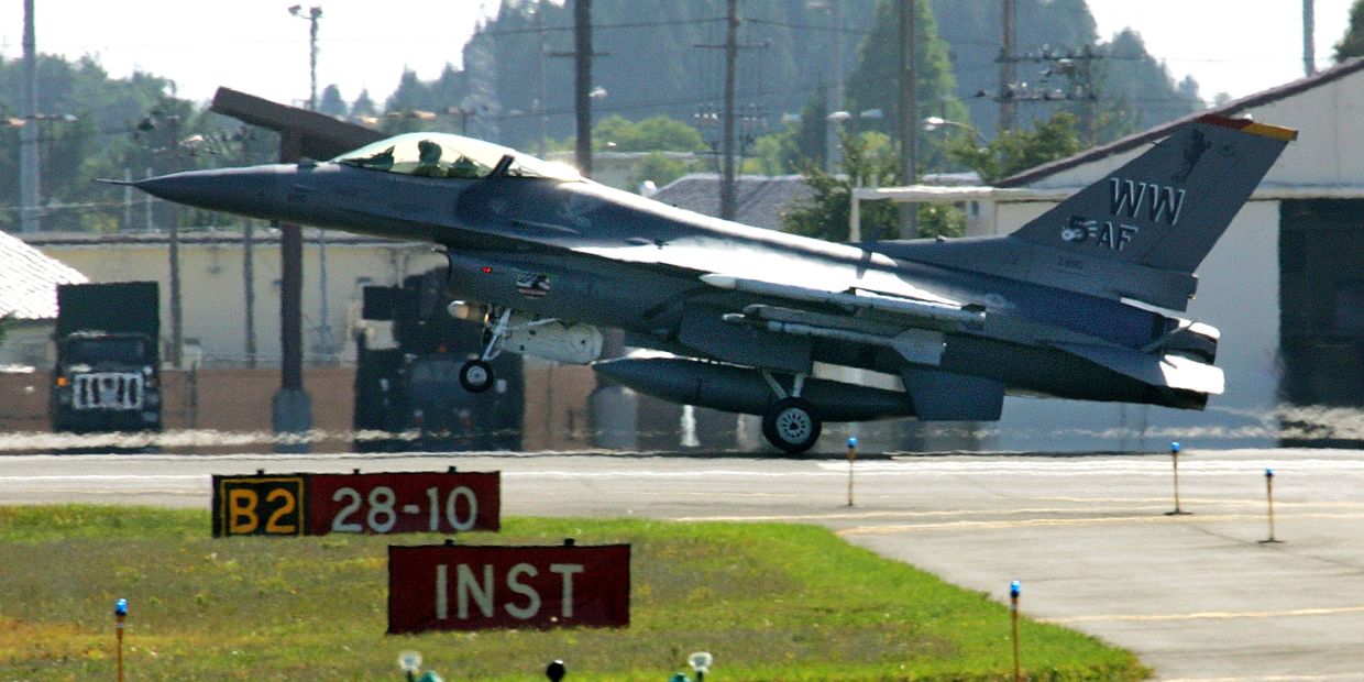 Американский истребитель F-16 ан авиабазе Мисава в Японии