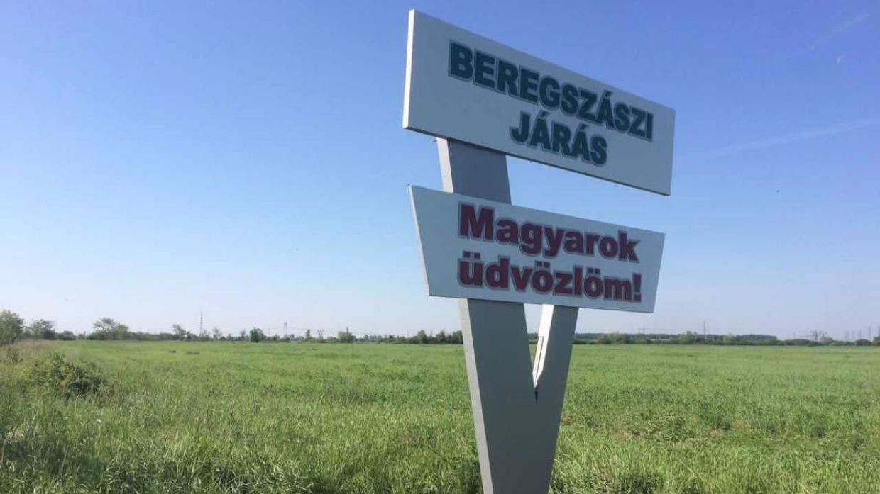 Указательная стела на венгерском языке в Закарпатье