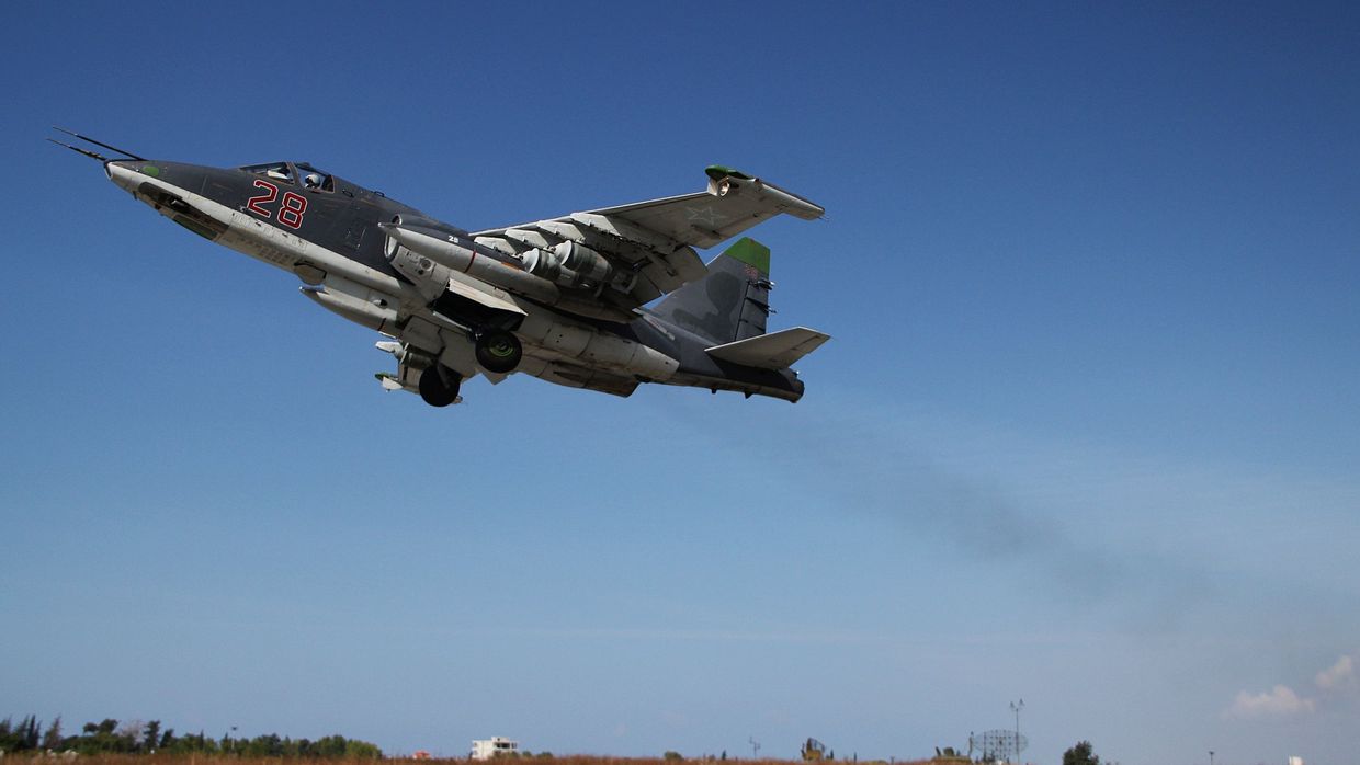 Российский штурмовик Су-25 взлетает с авиабазы Хмеймимв Сирии