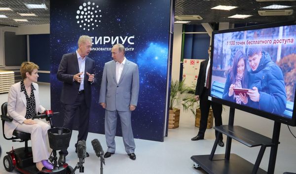 Президент РФ Владимир Путин во время посещения образовательного центра «Сириус» в Сочи