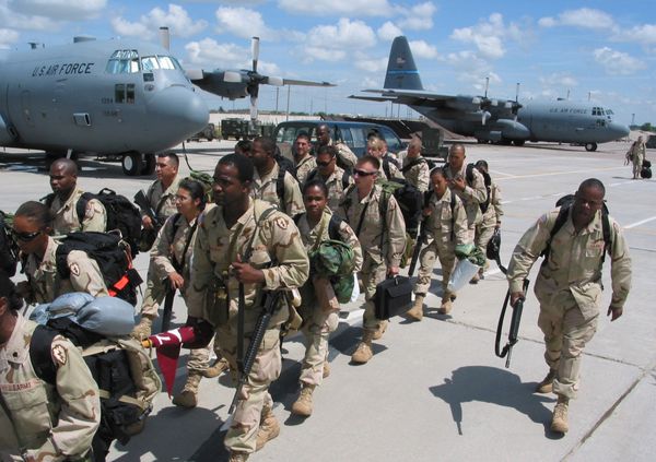 Военнослужащие США на авиабазе Карши-Ханабад в Узбекистане. 27 апреля 2004