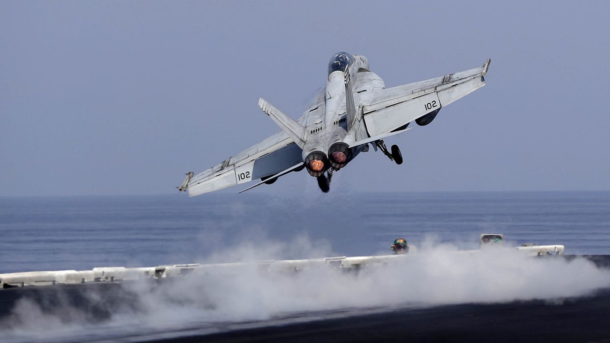 Истребитель ВМС США взлетает с палубы авианосца США «Дуайта Д. Эйзенхауэра» в Персидском заливе