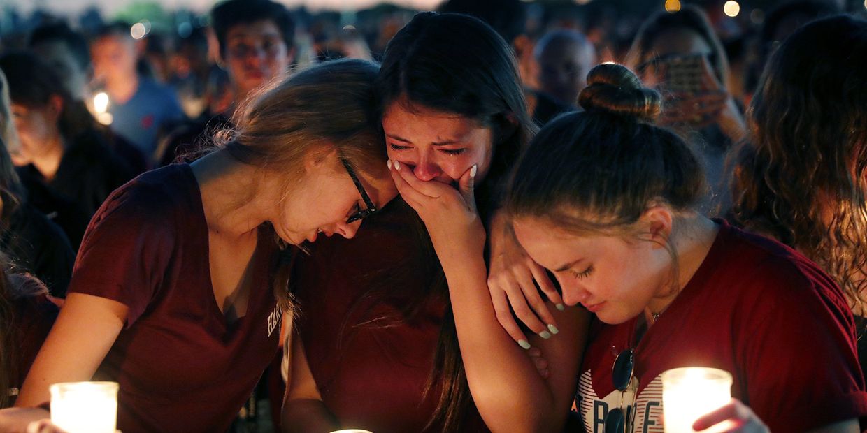 Студенты оплакивают погибших во время стрельбы в Marjory Stoneman Douglas High School