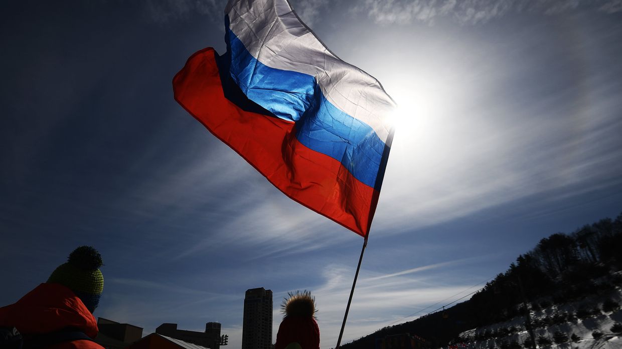 Болельщики с российским флагом во время соревнований по сноуборд-кроссу на XXIII зимних Олимпийских играх