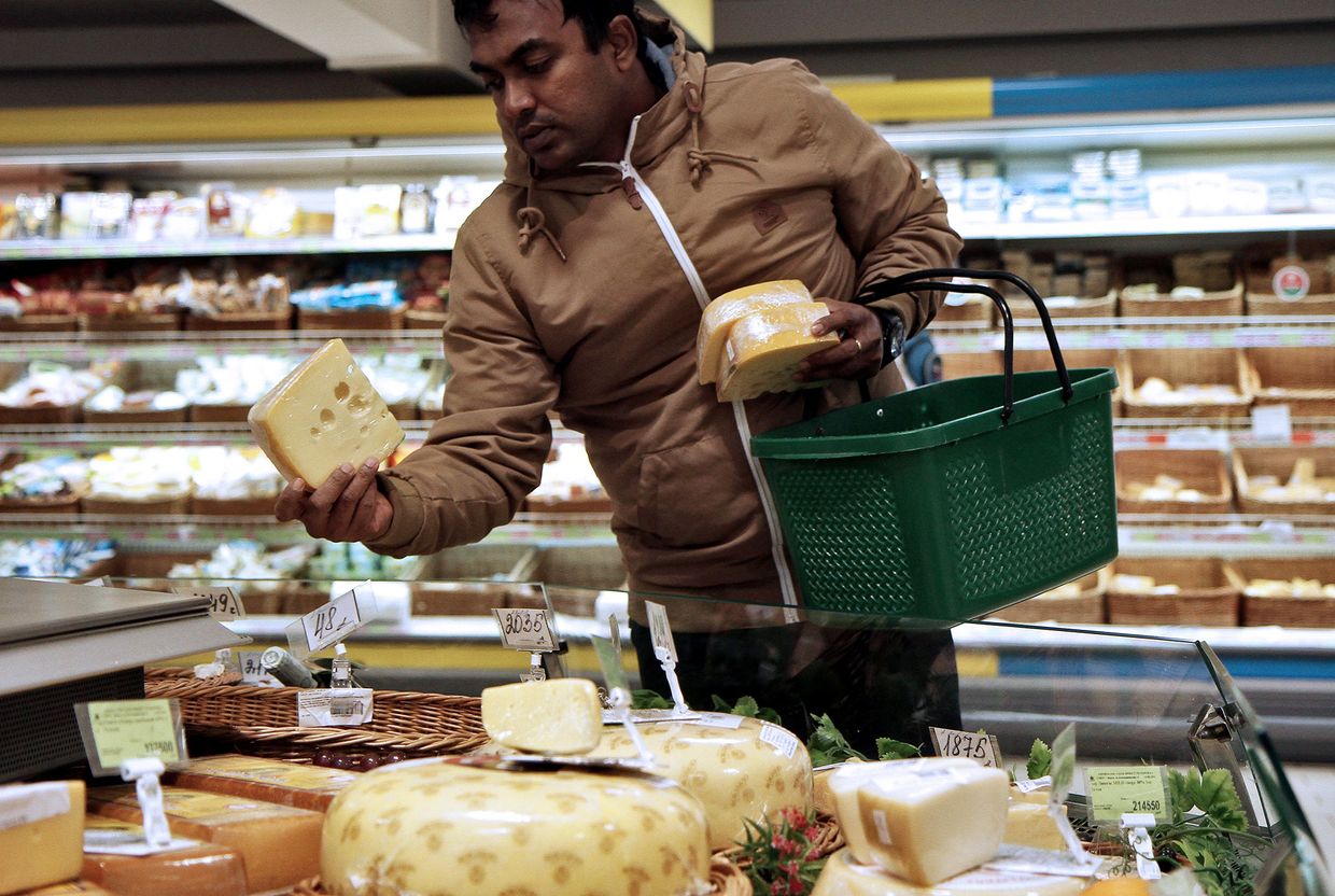 Покупатель в продуктовом магазине в Минске, Беларусь