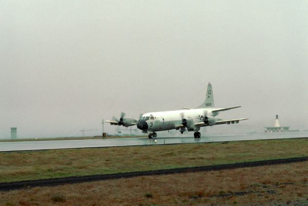 Самолет американсих ВВС P-3 Orion, способный нести ядерное вооружение, на авиабазе Кефлавик, Исландия