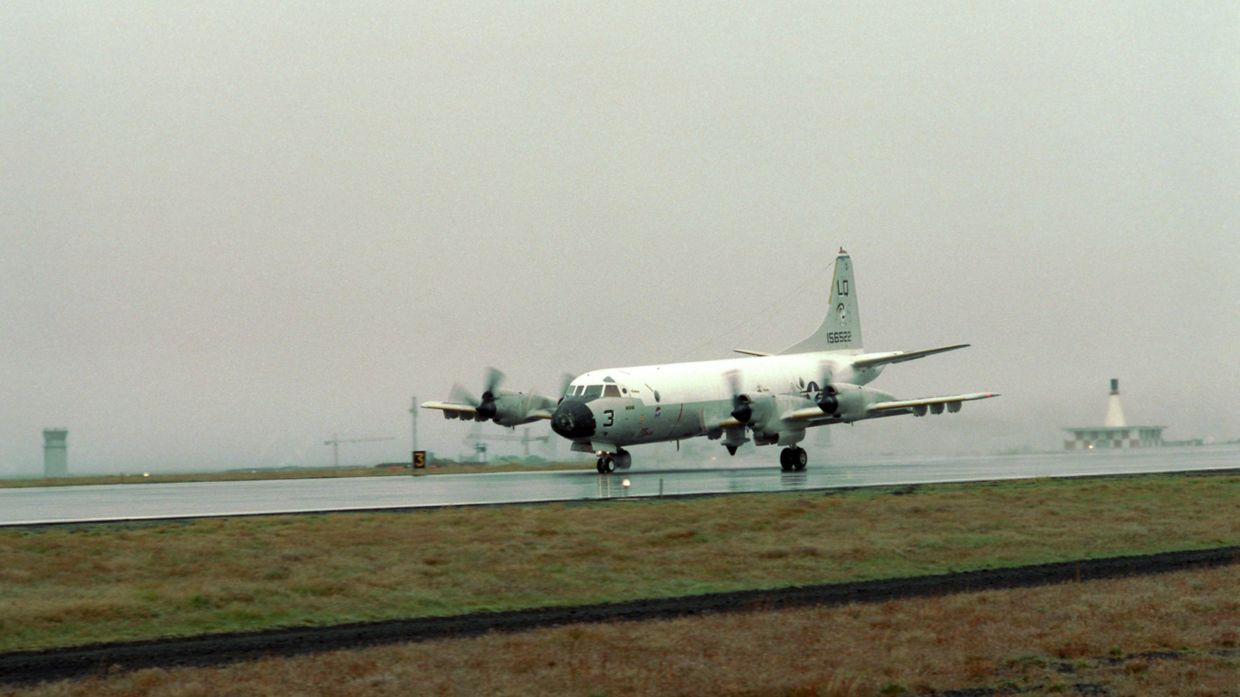 Самолет американсих ВВС P-3 Orion, способный нести ядерное вооружение, на авиабазе Кефлавик, Исландия