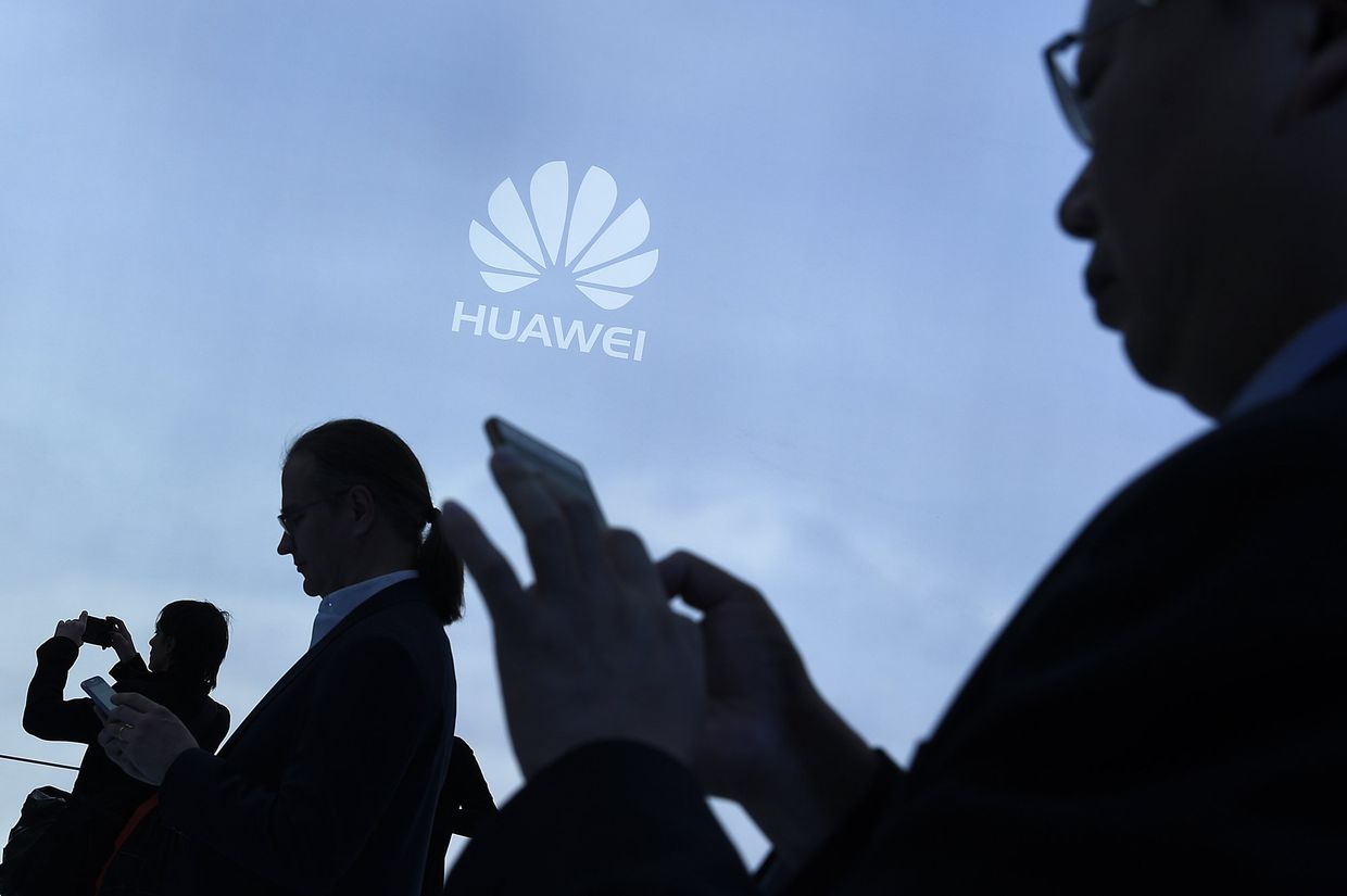 Посетители на стенде Huawei