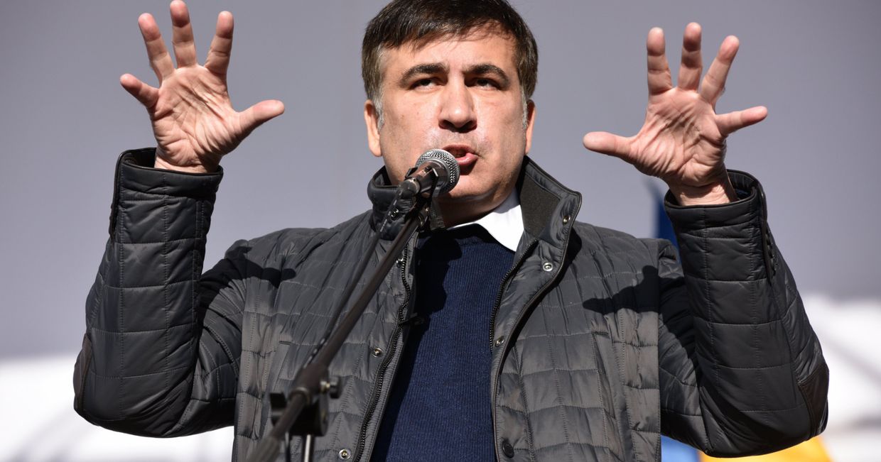 Бывший президент Грузии, экс-губернатор Одесской области Михаил Саакашвили выступает на вече у здания Верховной рады в Киеве. 22 октября 2017