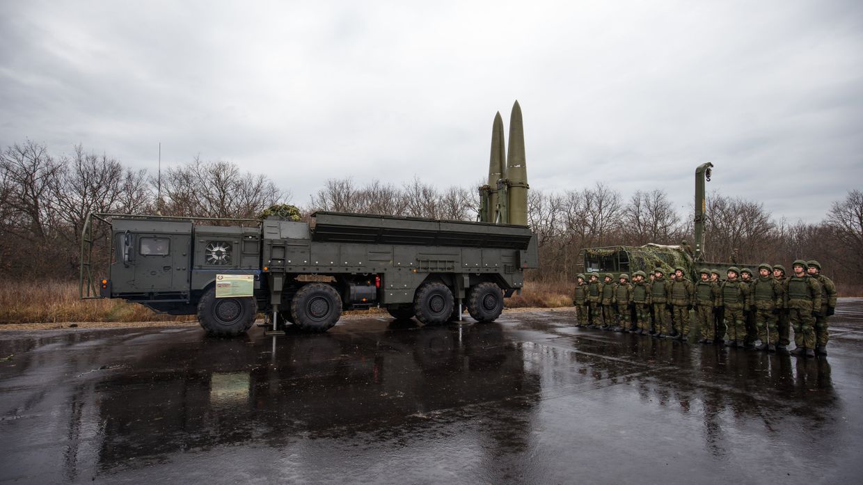 Военнослужащие на учениях на оперативно-тактическом ракетном комплексе (ОТРК) «Искандер»