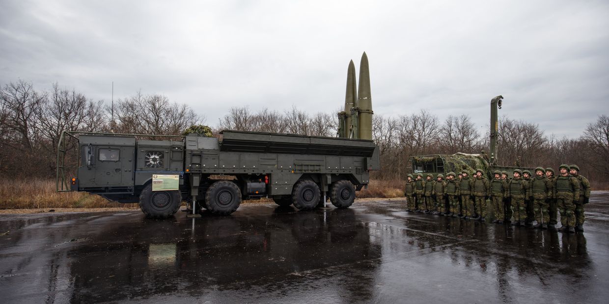 Военнослужащие на учениях на оперативно-тактическом ракетном комплексе (ОТРК) «Искандер» Военнослужащие на учениях на оперативно-тактическом ракетном комплексе (ОТРК) «Искандер»