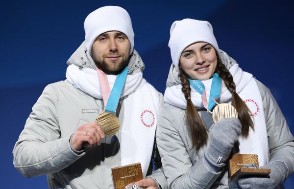 Олимпиада 2018. Российские спортсмены Анастасия Брызгалова и Александр Крушельницкий, завоевавшие бронзовые медали в турнире по керлингу в дисциплине дабл-микст, на церемонии награждения на XXIII зимних Олимпийских играх. Олимпиада 2018. Российские спортсмены Анастасия Брызгалова и Александр Крушельницкий, завоевавшие бронзовые медали в турнире по керлингу в дисциплине дабл-микст, на церемонии награждения на XXIII зимних Олимпийских играх.