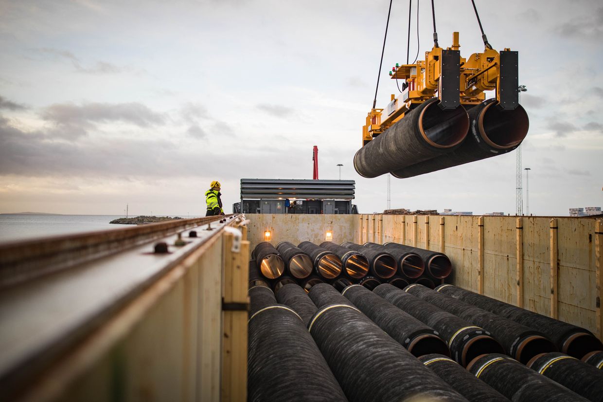 Трубы для строительства газопровода Северный поток - 2 в порту Мукран, Германия