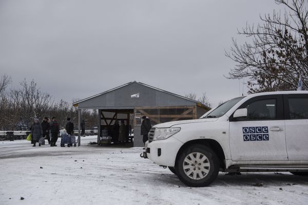 Автомобиль миссии ОБСЕ в районе временного пункта пропуска Станица Луганская между Украиной и Луганской народной республикой 