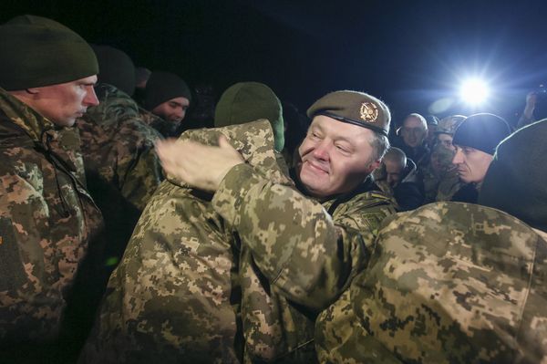 Президент Украины Петр Порошенко приветствует освобожденных украинских пленных