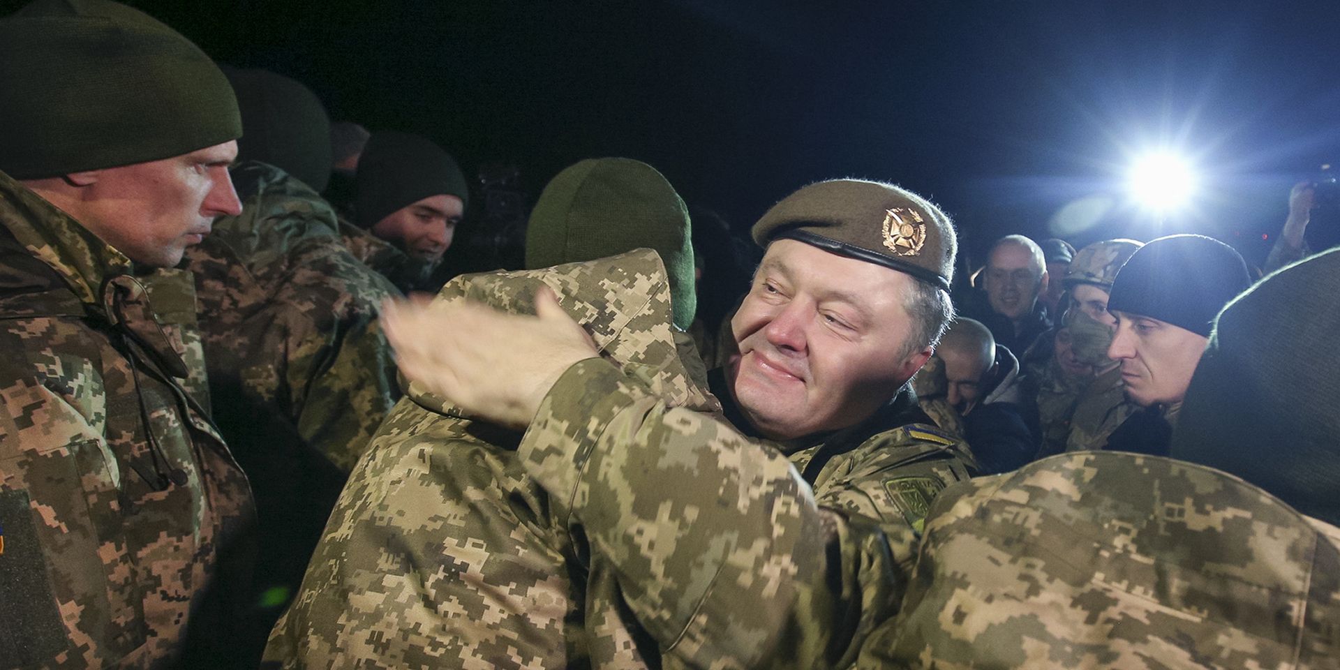 Президент Украины Петр Порошенко приветствует освобожденных украинских пленных - ИноСМИ, 1920, 10.07.2023