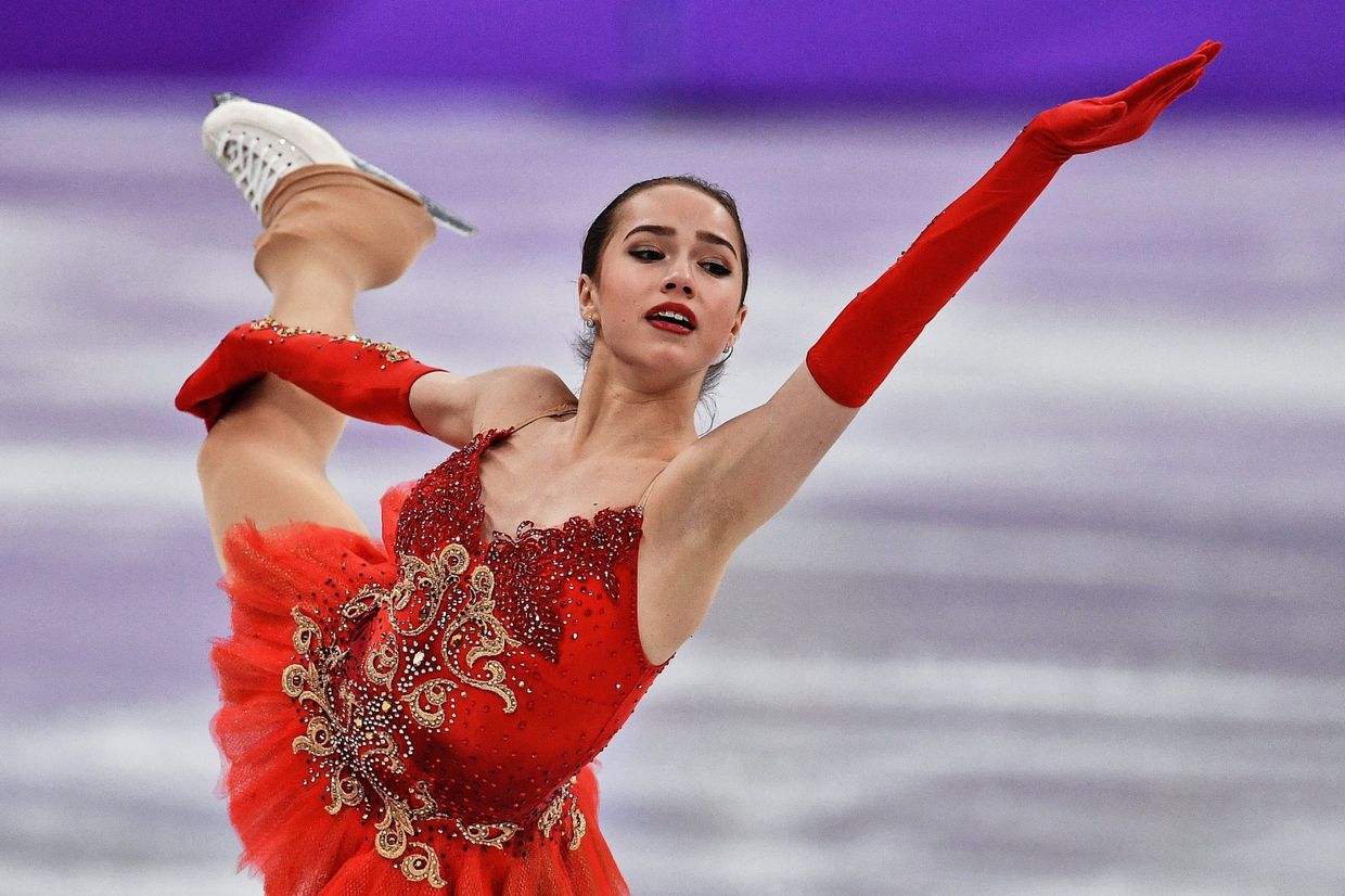 Российская фигуристка Алина Загитова выступает в произвольной программе женского одиночного катания командных соревнований по фигурному катанию на XXIII зимних Олимпийских играх