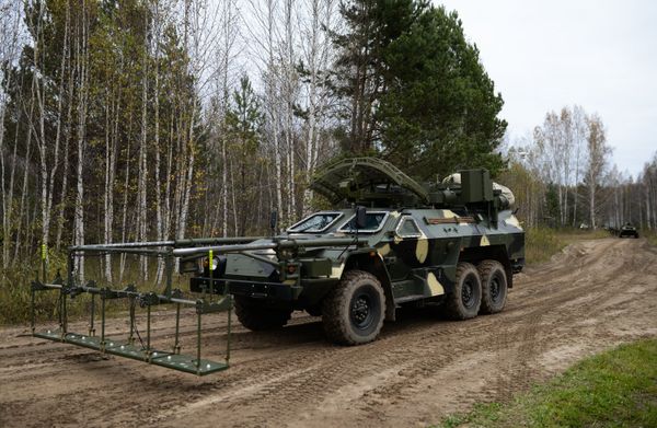 Машина дистанционного разминирования Листва Новосибирского ракетного соединения РВСН перед началом учений в Новосибирской области