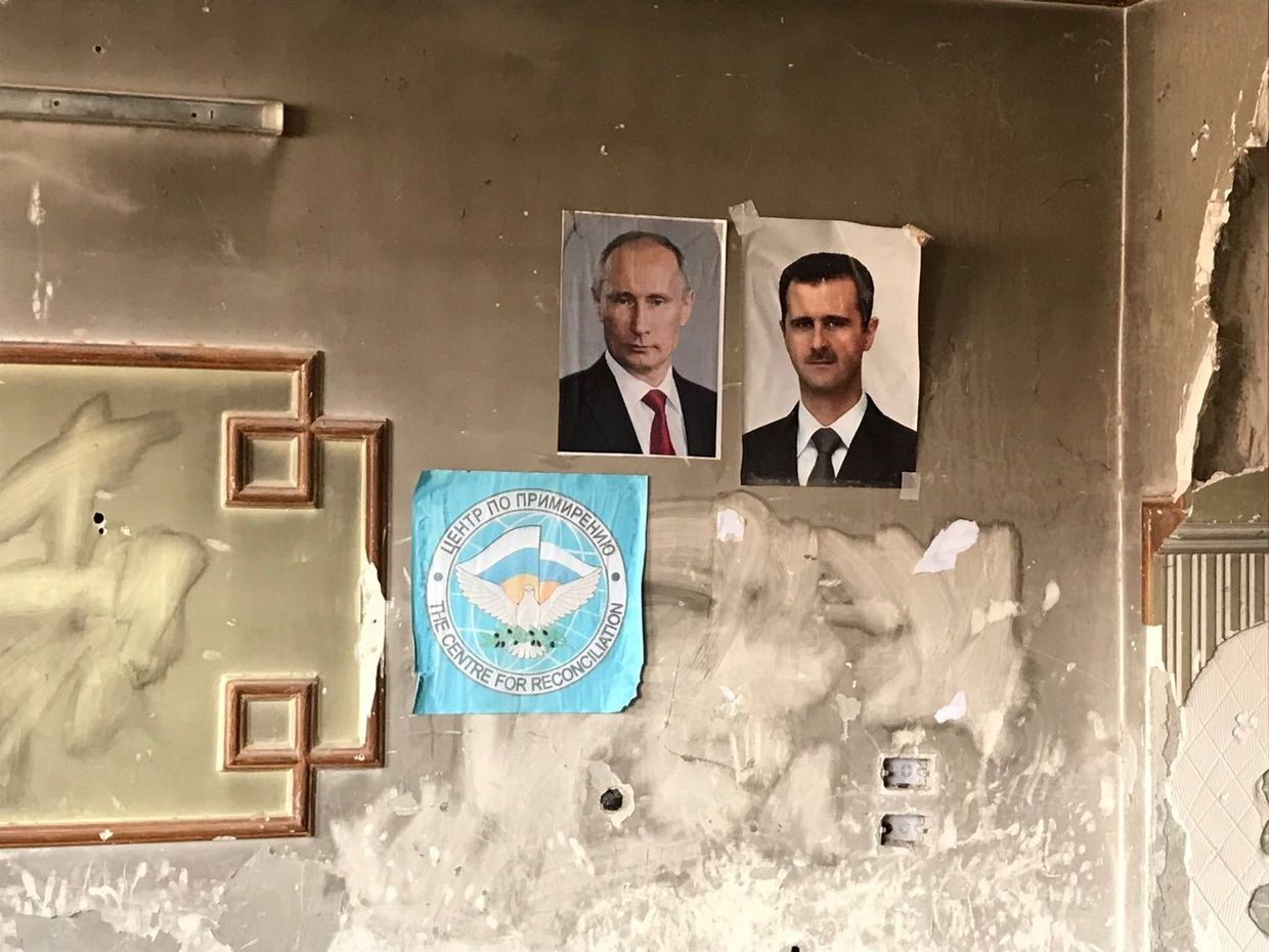 Портреты Владимира Путина и президента Сирии Башара Асада на крайнем КПП армии САР в лагере для Беженцев Вафидин в восточном пригороде Дамаска