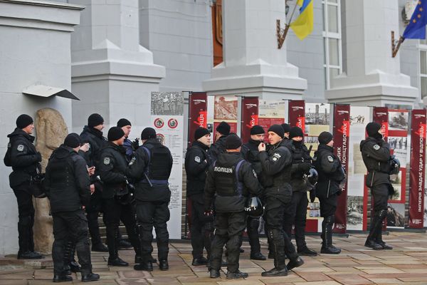 Сотрудники правоохранительных органов у здания Национального музея истории Украины во время молебна верующих в защиту Владимиро-Ольгиевского храма Десятинного монастыря в Киеве. 3 февраля 2018