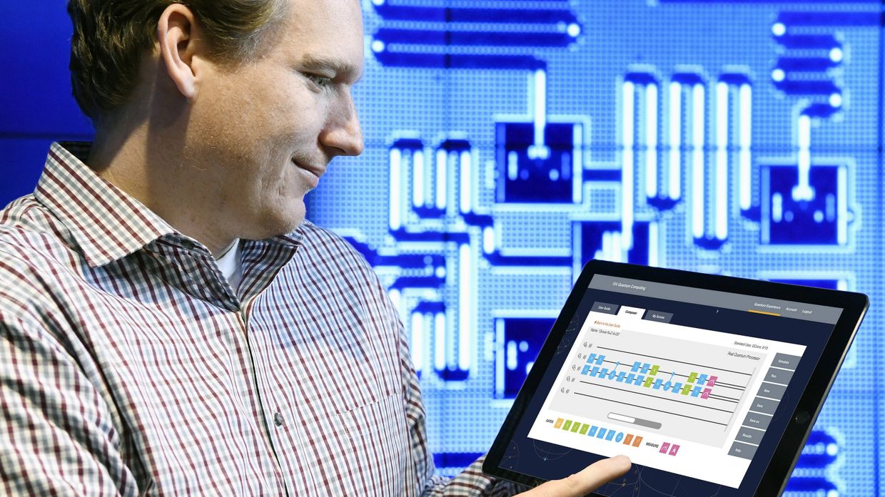 Сотрудник IBM Джей Гамбетта управляет квантовым компьютером с планшата в исследовательском центре в Йорктауне