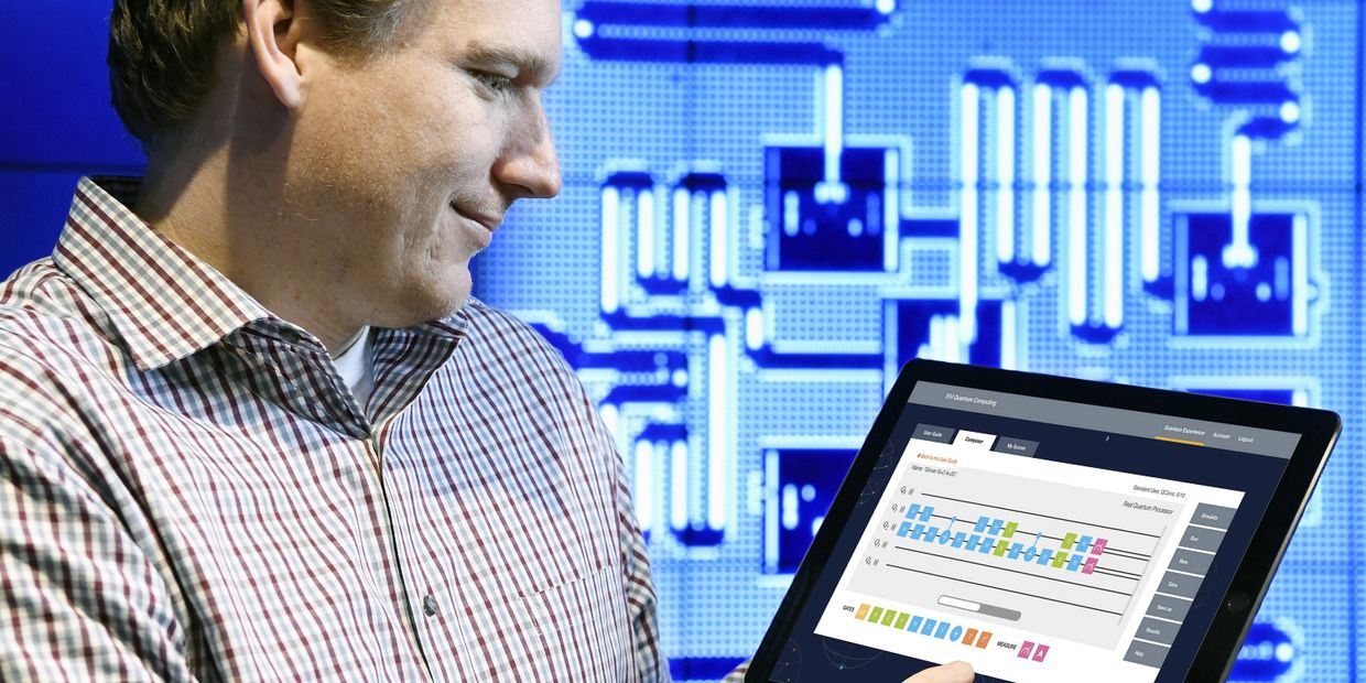 Сотрудник IBM Джей Гамбетта управляет квантовым компьютером с планшата в исследовательском центре в Йорктауне