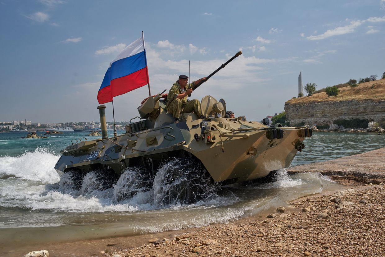 БТР во время генеральной репетиции парада кораблей ко Дню ВМФ в Севастополе