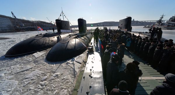 Дизельная подводная лодка Комсомольск-на-Амуре проекта 877 Палтус во время торжественной церемонии ввода в боевой строй Тихоокеанского флота после ремонта и модернизации Дизельная подводная лодка Комсомольск-на-Амуре проекта 877 Палтус во время торжественной церемонии ввода в боевой строй Тихоокеанского флота после ремонта и модернизации