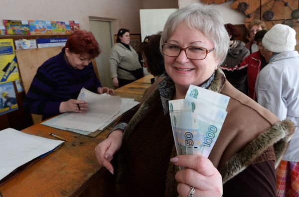 В Крыму начали выдавать пенсии в российских рублях