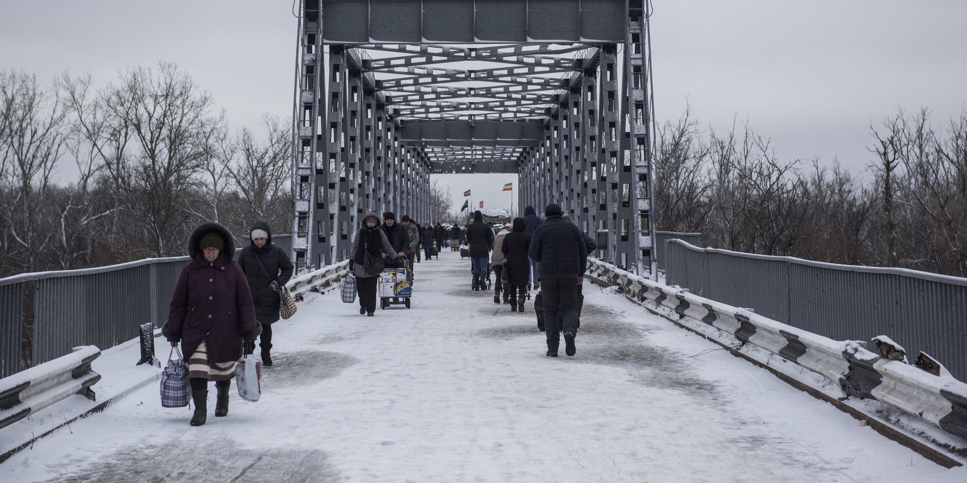 Люди в районе временного пункта пропуска Станица Луганская между Украиной и Луганской народной республикой - ИноСМИ, 1920, 18.02.2022