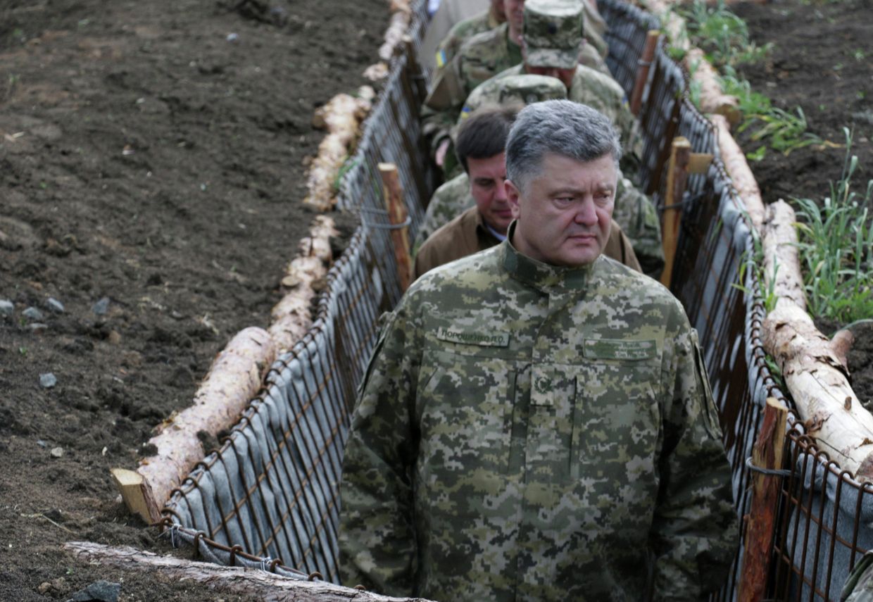 Президент Украины Петр Порошенко во время поездки в Донбасс