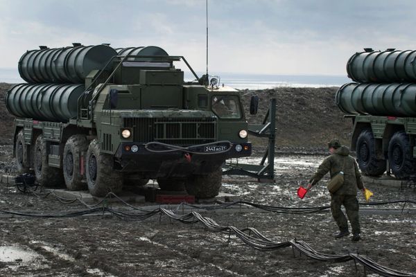 Пусковая установка зенитно-ракетного комплекса С-400 Триумф полка противовоздушной обороны в Феодосии