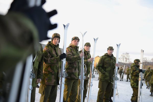 Национальная гвардия Миннесоты в норвежской форме осваивает лыжи в лагере Вэрнес, Норвегия