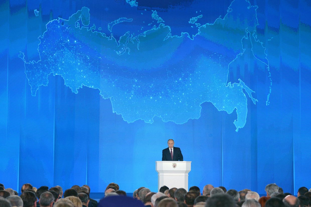 Президент РФ Владимир Путин выступает с ежегодным посланием Федеральному Собранию в ЦВЗ Манеж