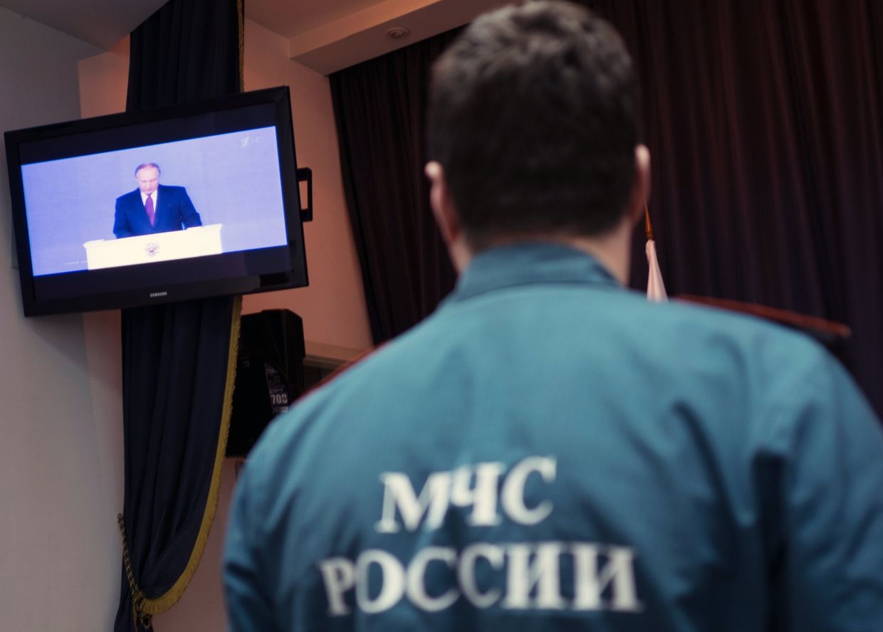Сотрудник МЧС РФ смотрит трансляцию выступления президента России Владимира Путина с ежегодным посланием к Федеральному Собранию РФ. 1 марта 2018 Сотрудник МЧС РФ смотрит трансляцию выступления президента России Владимира Путина с ежегодным посланием к Федеральному Собранию РФ. 1 марта 2018