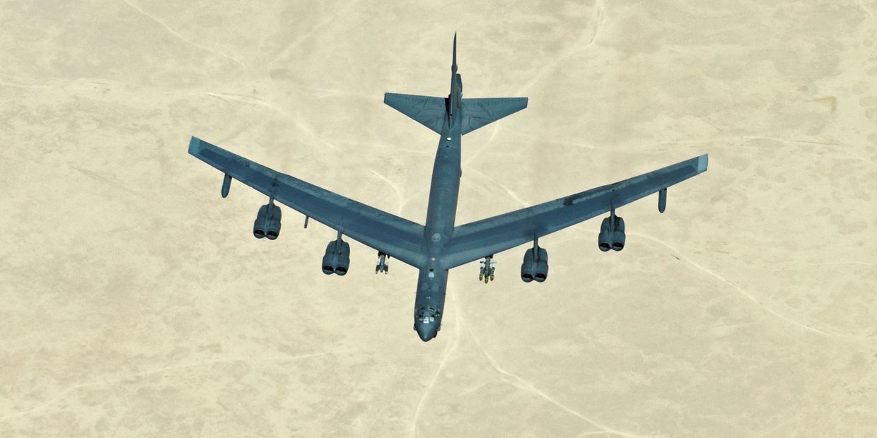 Американский стратегический бомбардировщик B-52 в небе над Сирией Американский стратегический бомбардировщик B-52 в небе над Сирией
