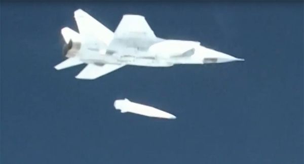 Демонстрация испытания авиационного ракетного комплекса Кинжал во время трансляции послания президента РФ Владимира Путина Федеральному собранию