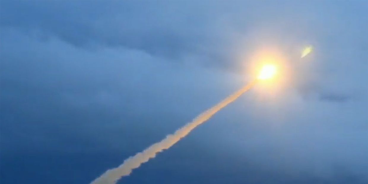Демонстрация испытания российской крылатой ракеты неограниченной дальности с ядерной энергетической установкой во время трансляции послания президента РФ Владимира Путина Федеральному собранию