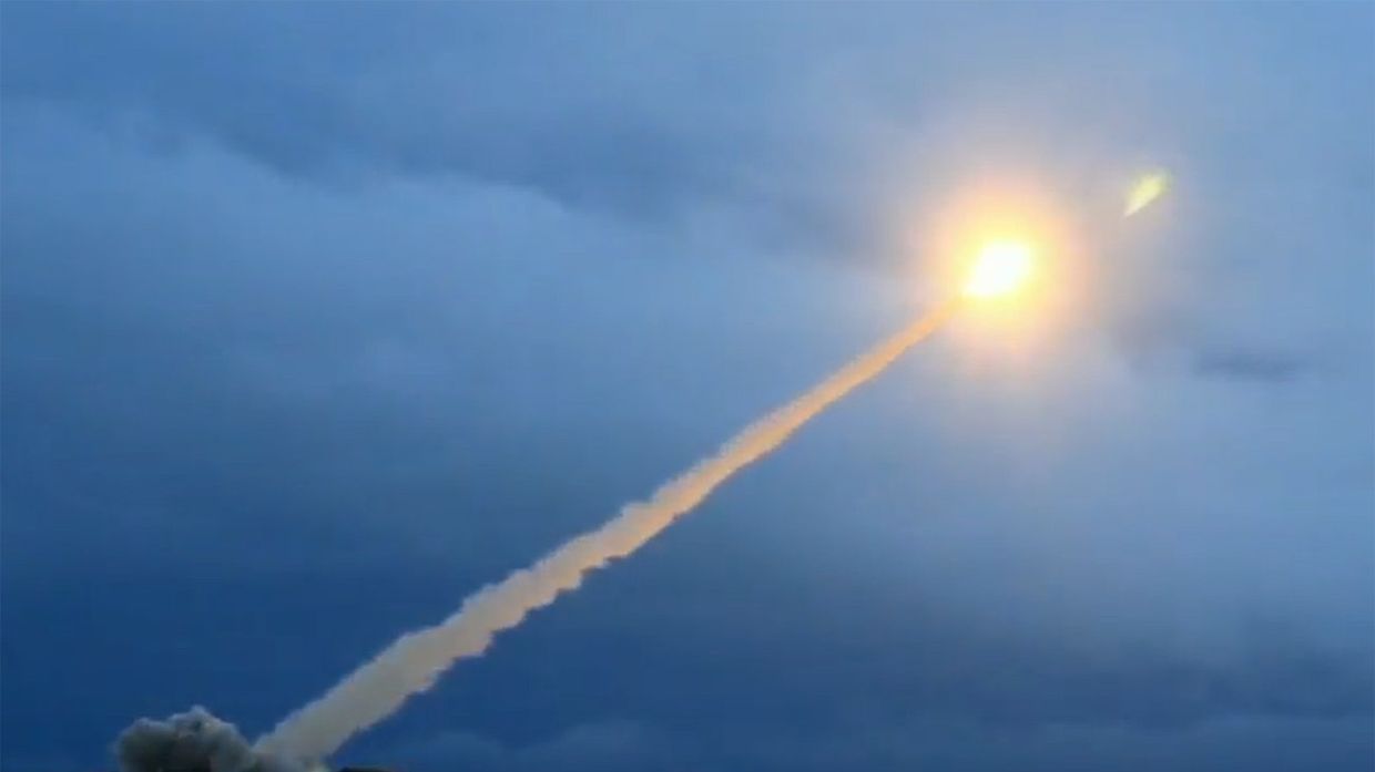 Демонстрация испытания российской крылатой ракеты неограниченной дальности с ядерной энергетической установкой во время трансляции послания президента РФ Владимира Путина Федеральному собранию
